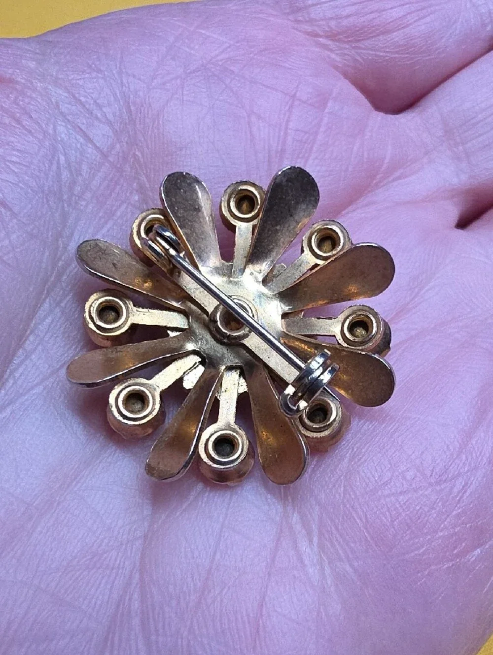 ✨ Gorgeous 8-piece Vintage Estate Costume Jewelry Brooch & Pin Lot ✨️